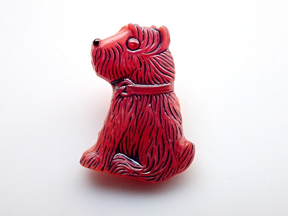 チェコのボタン　横向きの犬　赤に黒の毛 1枚目の画像