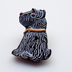 チェコのボタン　横向きの犬　黒に白の毛 1枚目の画像