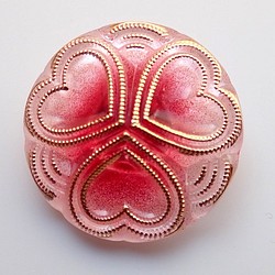 チェコのボタン　ピンクのハート３つ 1枚目の画像