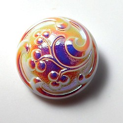 チェコのボタン　ドーム型　植物　虹色白 1枚目の画像