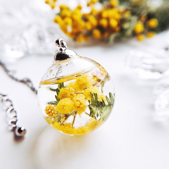 【メルマガ掲載】春を告げるミモザのガラスドーム spring   ネックレス 1枚目の画像