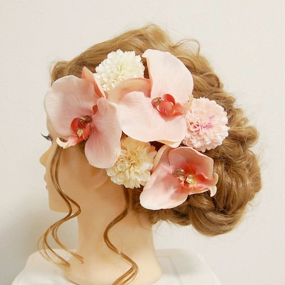 成人式、卒業式、結婚式和装の髪飾りに。ピーチピンクの蘭とマムのヘッドドレス 1枚目の画像