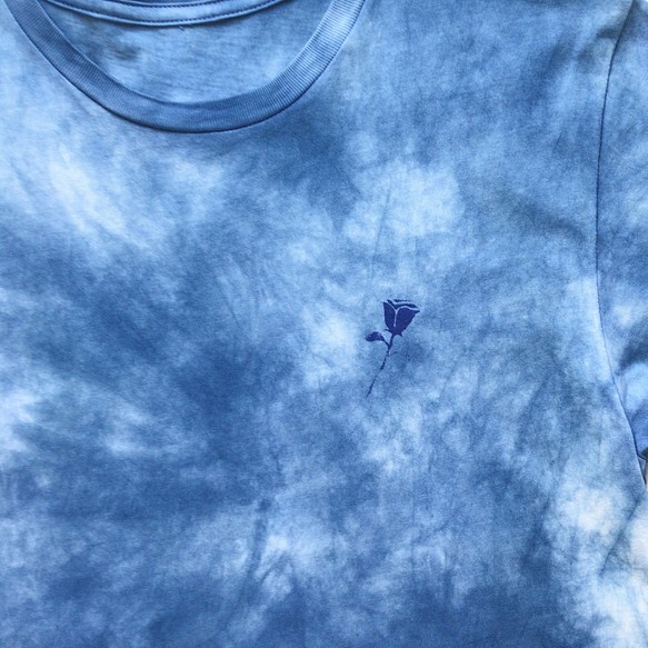 送料無料 " 青いバラ " BLUEROSE オーガニックコットン使用 藍染Tシャツ 1枚目の画像