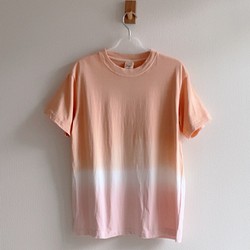 送料無料ナチュラルな "Tropical Time" 優しいオレンジとピンクに泥染したオーガニックコットンTシャツ 1枚目の画像