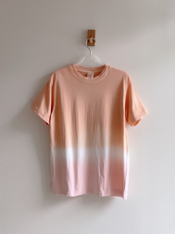 送料無料ナチュラルな "Tropical Time" 優しいオレンジとピンクに泥染したオーガニックコットンTシャツ 1枚目の画像