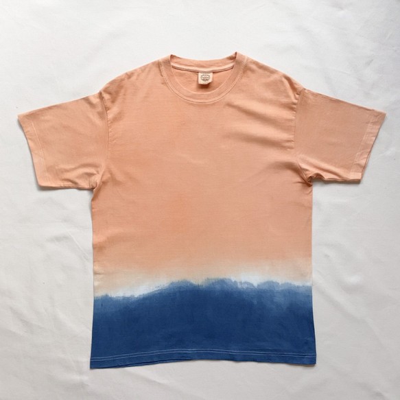 送料無料 ナチュラルな"Tropical Time" 優しいオレンジとブルーに泥染と藍染したオーガニックコットンTシャツ 1枚目の画像