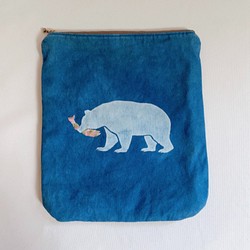送料無料 " 鮭を咥えたクマ " 藍染キャンバスポーチ Lサイズ 刺繍 縦型 1枚目の画像