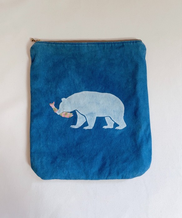 送料無料 " 鮭を咥えたクマ " 藍染キャンバスポーチ Lサイズ 刺繍 縦型 1枚目の画像