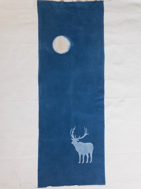 藍染 + 草木染め -てぬぐい 月と鹿 1枚目の画像
