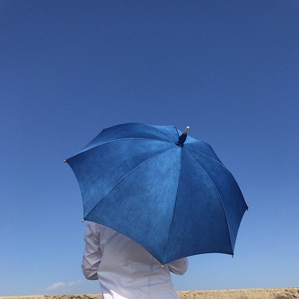 ＜少量再生産＞ ぼんやり青い日傘 blur　藍染 1枚目の画像