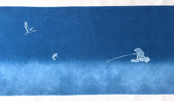 送料無料 　釣り人と魚 藍染手ぬぐい　絞り染め 1枚目の画像