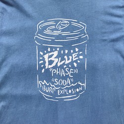 送料無料 ブルーフェイズソーダ缶 Tシャツ 藍染 オーガニックコットンボディ 1枚目の画像