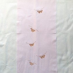 送料無料　蝶と桜舞う 桜色手ぬぐい 泥染 型摺り染 1枚目の画像