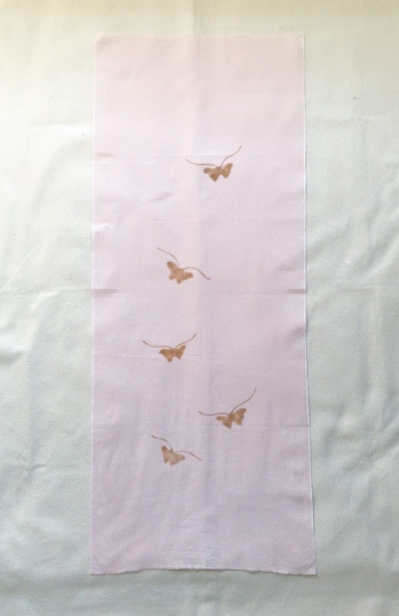送料無料　蝶と桜舞う 桜色手ぬぐい 泥染 型摺り染 1枚目の画像