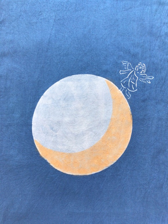 送料無料 　" 月と遊ぶ天使 " 型摺り染 藍染手ぬぐい 1枚目の画像