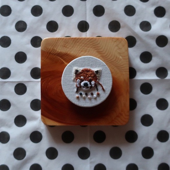 【刺繍】レッサーパンダのブローチ 1枚目の画像