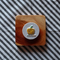 【刺繍】黄パプリカのブローチ 1枚目の画像