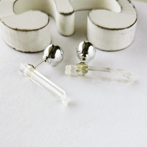 送料無料pointed crystal*silver catch stud pierced earring 1枚目の画像
