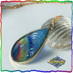 雨上がりの青空と虹と波紋の雫状ペンダント 1枚目の画像