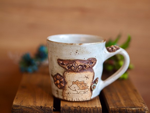 【新作】森の贈り物　立体モチーフマグカップ（ハリネズミ） 1枚目の画像