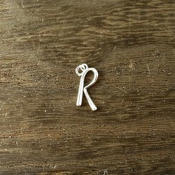 イニシャルペンダント「R」 1枚目の画像