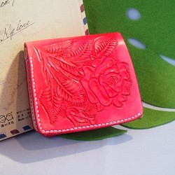 赤い薔薇カービングショート二つ折り革財布 1枚目の画像