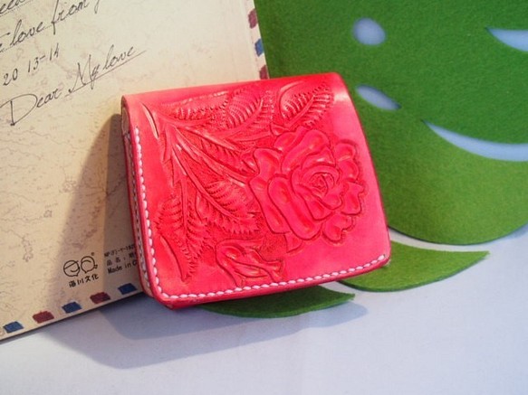 赤い薔薇カービングショート二つ折り革財布 1枚目の画像