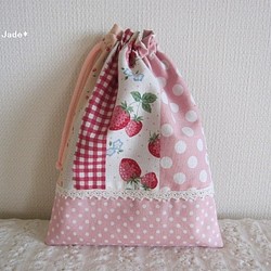 【SALE！】 23×18㎝ 苺や水玉とドットの巾着袋　給食袋　レース付き　入園入学 1枚目の画像