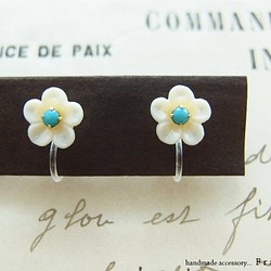 Petit Vintage Flower [ターコイズ] 樹脂ノンホールピアス /受注制作 1枚目の画像