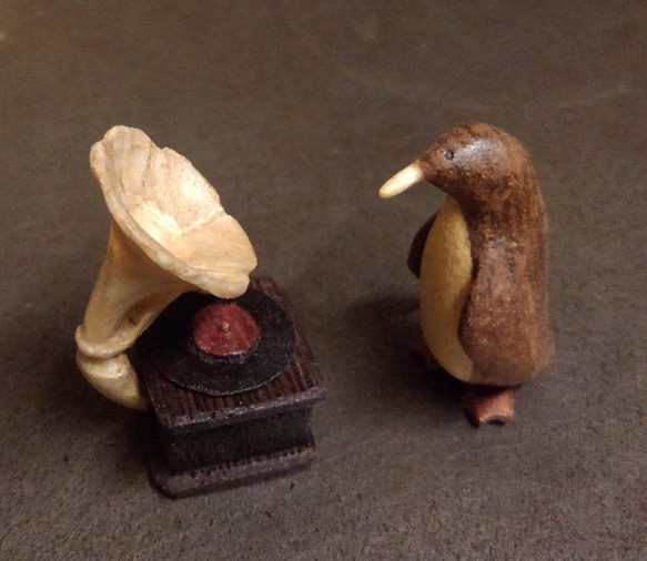 木製“留聲機和企鵝” 第1張的照片