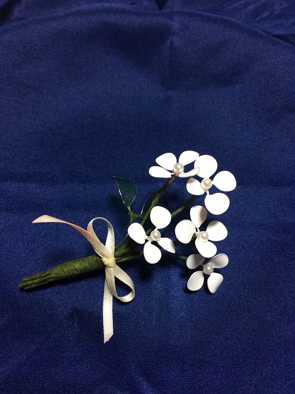 白い花のブーケのブローチ 1枚目の画像