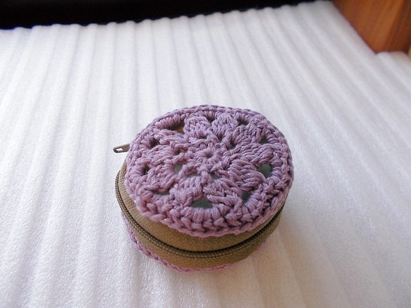 モチーフ編み付きイヤホンケース（紫） 1枚目の画像