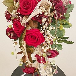 深紅のバラとゴールドリボンのゴージャスウエディングブーケ 1枚目の画像