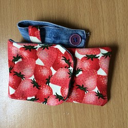 苺柄の携帯ケース 1枚目の画像