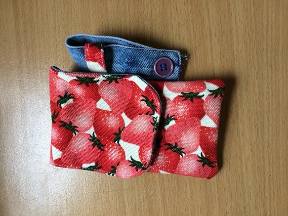 苺柄の携帯ケース 1枚目の画像