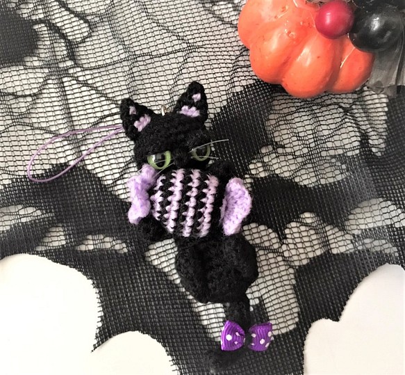 ハロウィンやさぐれ黒猫キャンディ☆ストラップ♪あみぐるみ☆受注製作品 1枚目の画像