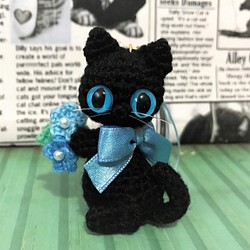 黒猫のブルー系小花♡ストラップ*あみぐるみ♡キーホルダー・ストラップ・ボールチェーン☆受注製作品 1枚目の画像