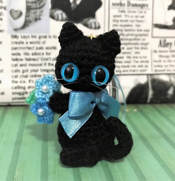 黒猫のブルー系小花♡ストラップ*あみぐるみ♡キーホルダー・ストラップ・ボールチェーン☆受注製作品 1枚目の画像
