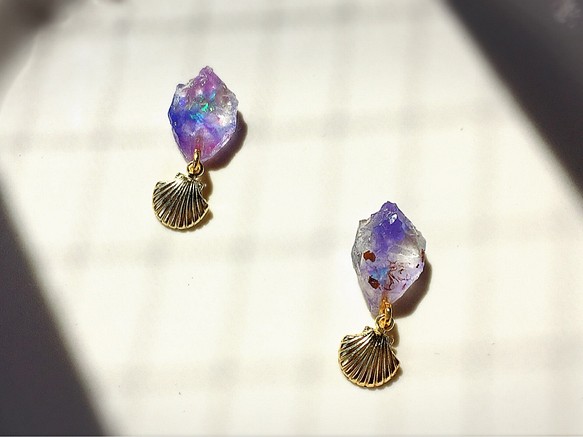 透き通るクリスタルの紫水晶☆葡萄石（アメジスト）の鉱石ピアス＆貝モチーフ♦♫ 1枚目の画像
