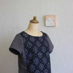 久留米絣とガーゼのTシャツ（黒地に赤い芯の花） 1枚目の画像