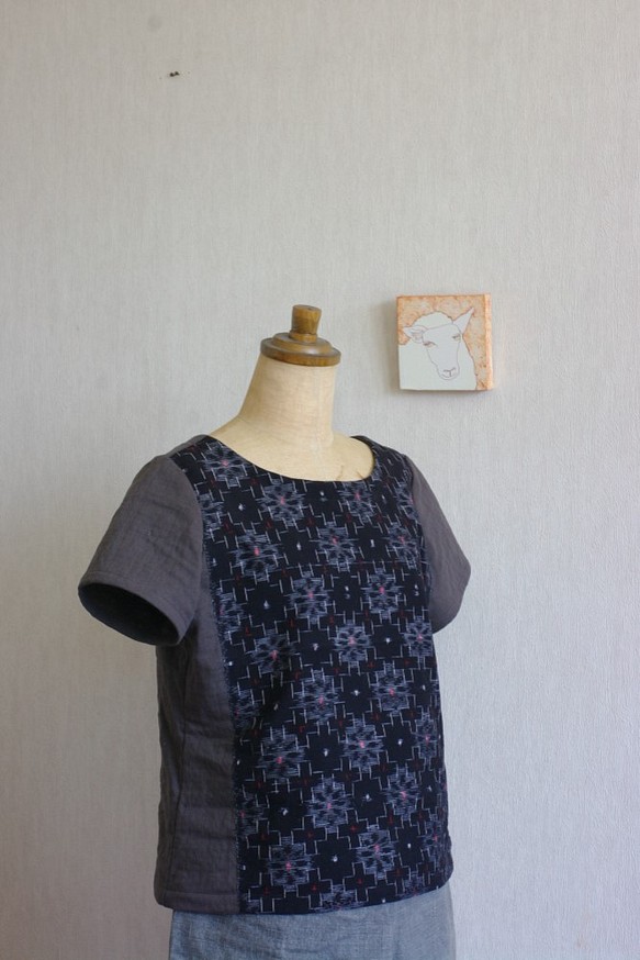 久留米絣とガーゼのTシャツ（黒地に赤い芯の花） 1枚目の画像