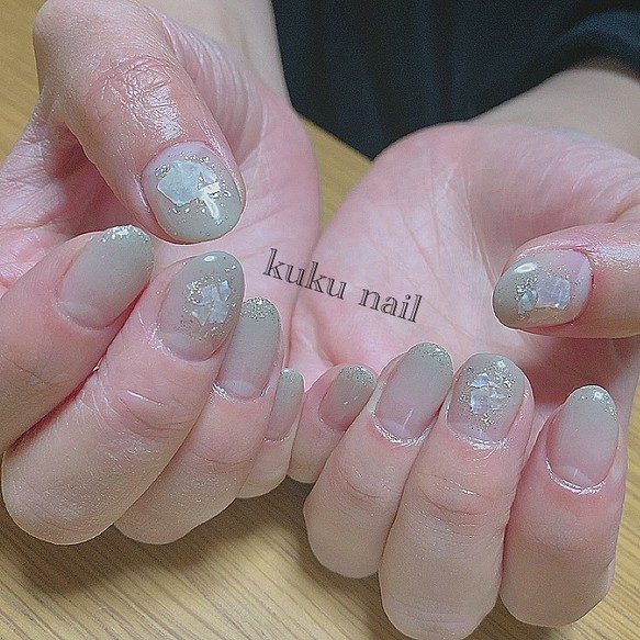 お上品シェルグラデネイル グレージュ ネイルチップ ネイルシール Kuku Nail 通販 Creema クリーマ ハンドメイド 手作り クラフト作品の販売サイト