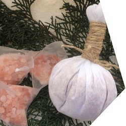 岡山県産ヒノキのマッサージボール ヒマラヤ岩塩付き　お風呂SPA 1枚目の画像