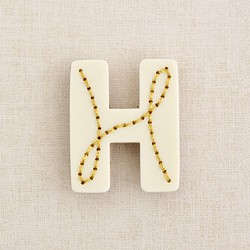 アルファベットのアクリルブローチ【H】 1枚目の画像