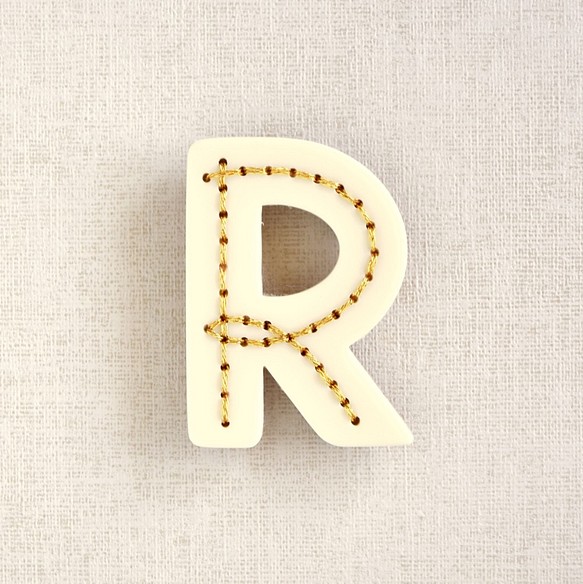 アルファベットのアクリルブローチ【R】 1枚目の画像