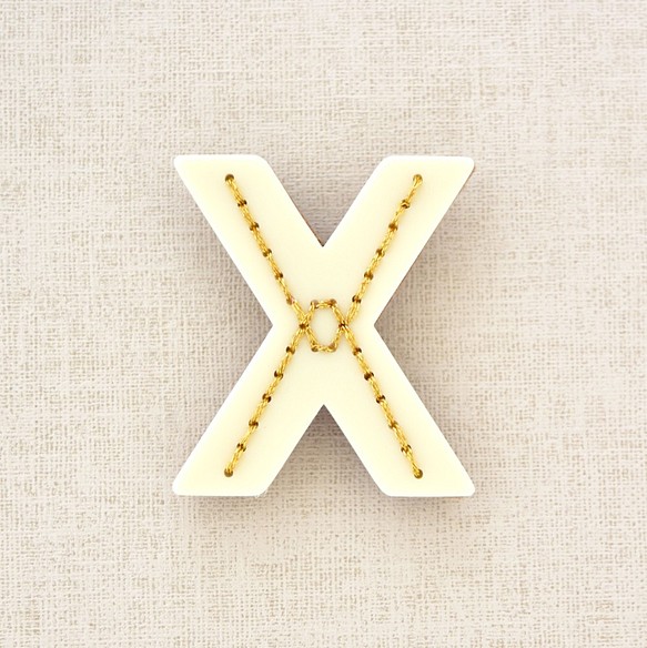 アルファベットのアクリルブローチ【X】 1枚目の画像
