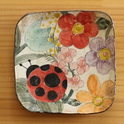 粉引きてんとう虫とお花のトースト皿。 1枚目の画像