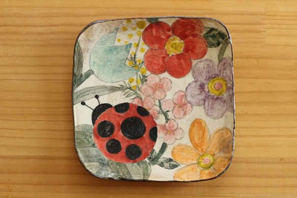 粉引きてんとう虫とお花のトースト皿。 1枚目の画像