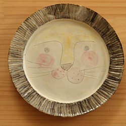 粉引きライオンのリム皿。 1枚目の画像