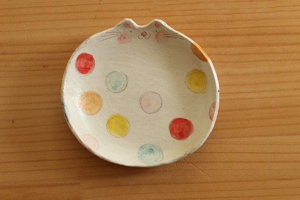 五顏六色的圓點Konabiki貓橢圓形的蛋糕盤。 第1張的照片